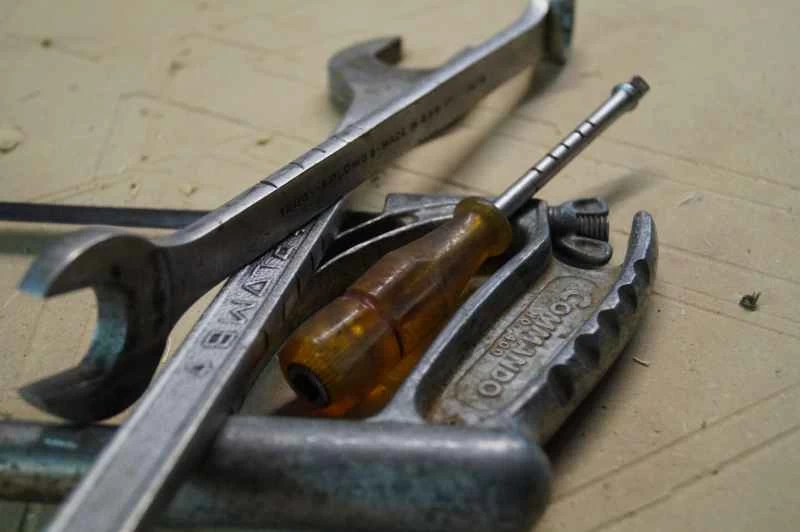 帶有五個小凹槽的工具