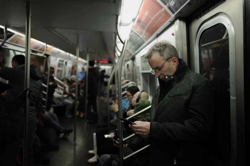 你的智慧型手機很髒。學習如何正確清潔它。