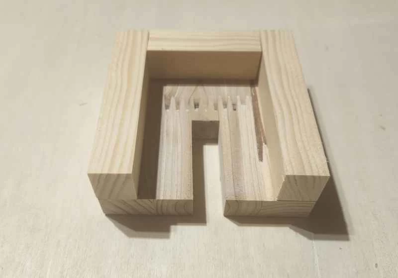 用幾小塊木頭拼湊成一個盒子，用來放置 USB 充電端口，可以塞到自製耳機支架下方。