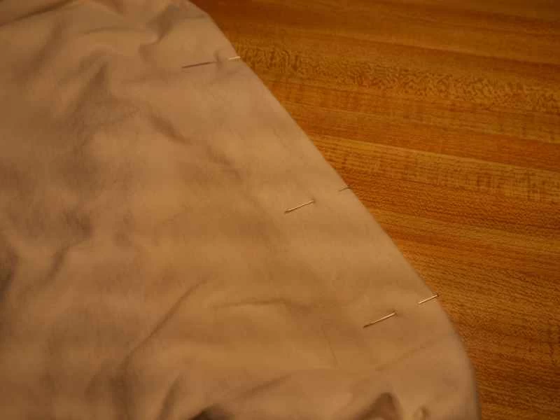 一件T恤衫已經別好，準備縫邊。