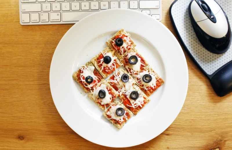 桌上放著幾塊Triscuit披薩小餅乾。