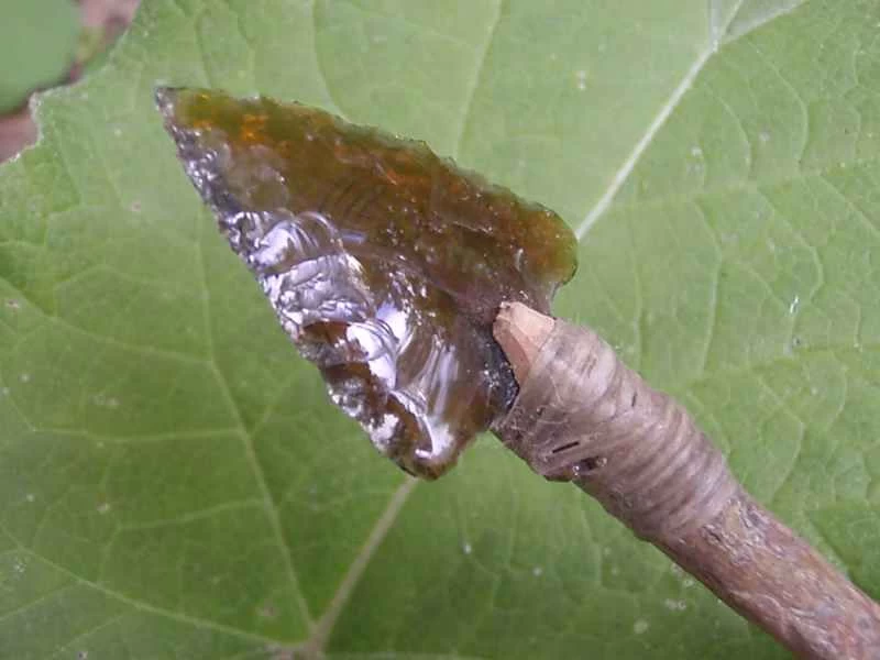 用碎啤酒瓶碎片剪下的玻璃箭。