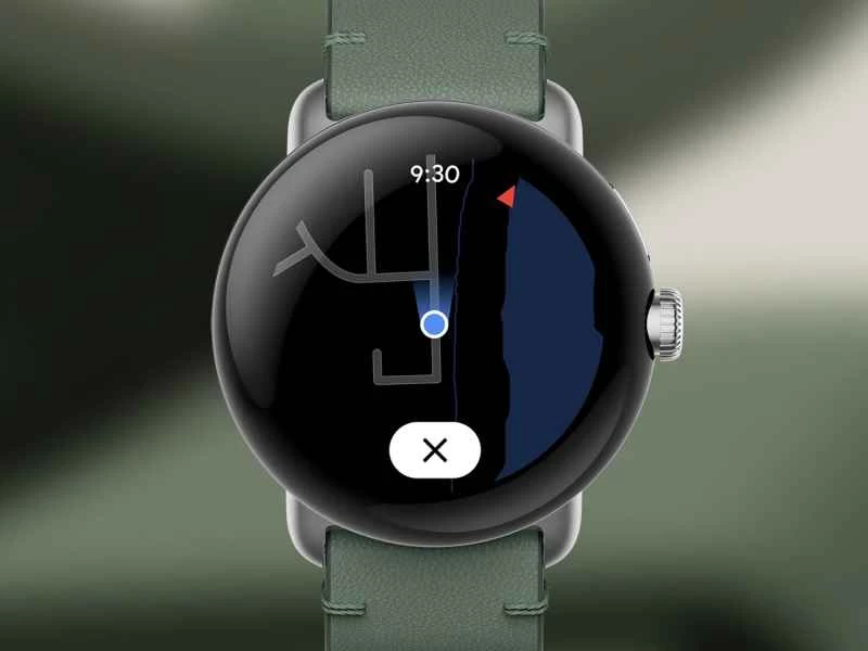 Pixel Watch 上顯示著Google地圖導航介面。
