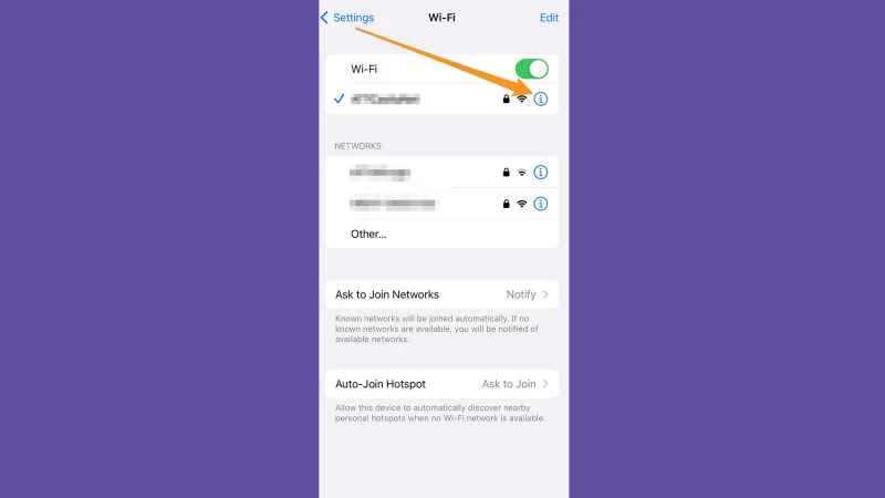 iPhone 的 WiFi 設定中會顯示藍色資訊圖標，點擊圖示即可找到 WiFi 密碼。