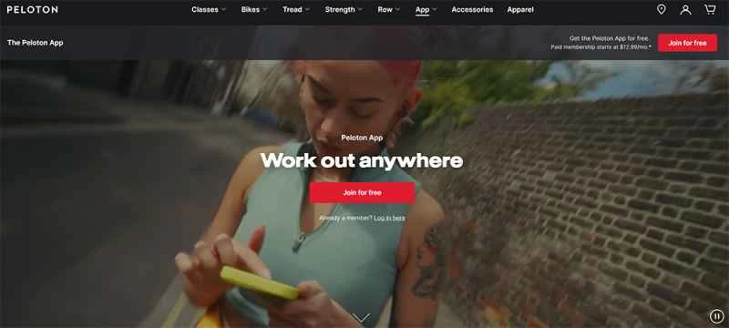 一名身穿運動服的女子在戶外用智慧型手機瀏覽 Peloton 應用程式網站。