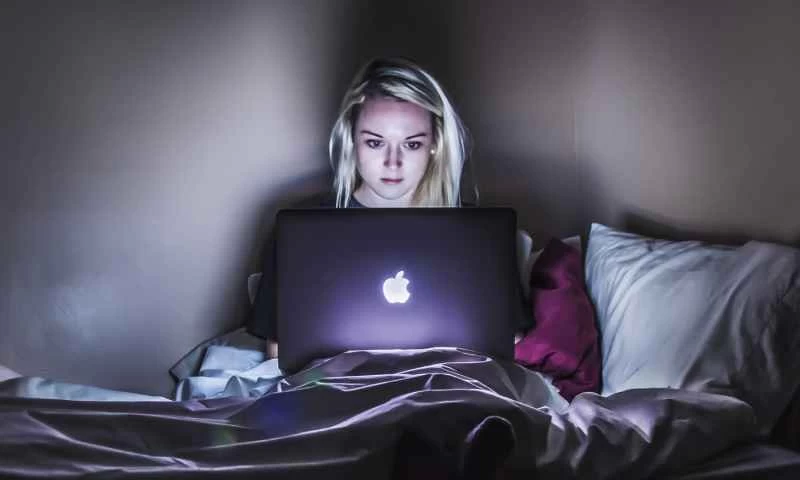 帶著筆記型電腦的人