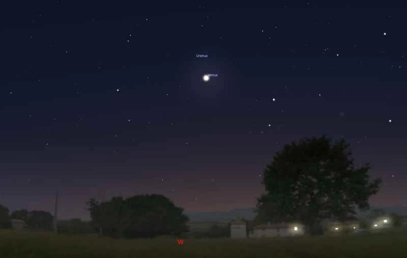 夜空中的地平線，金星高懸於天際，天王星在其上方，它們將出現在 2023 年 3 月 28 日星期二的行星連珠景像中。