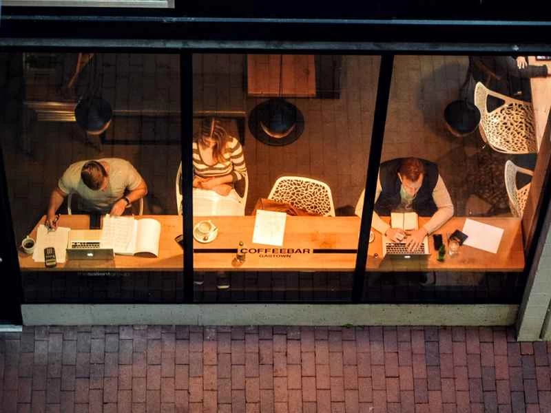 公共 Wi-Fi 可能會洩漏您的資料。以下是如何保護自身安全的方法。