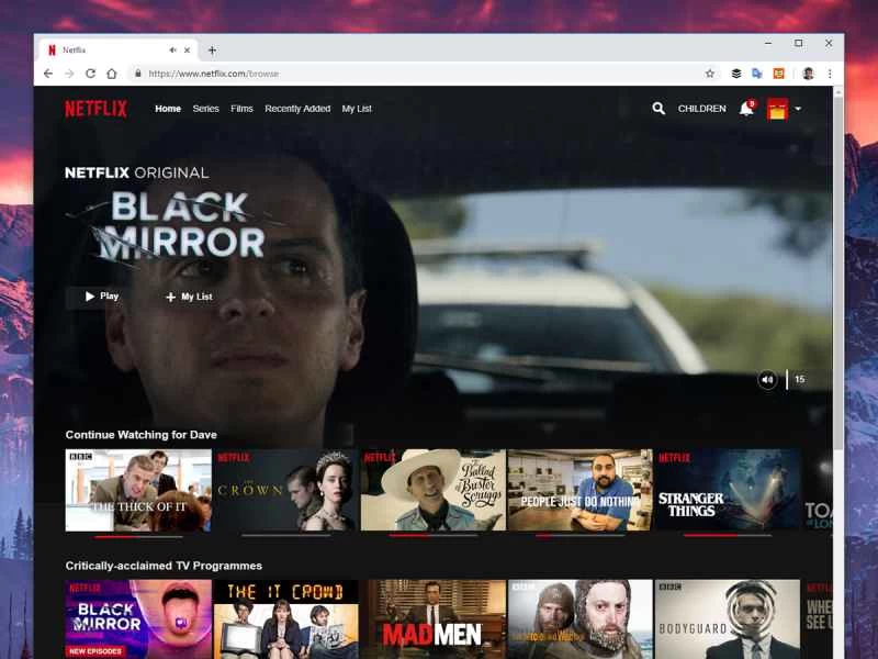 Netflix介面主畫面上顯示的是《黑鏡》。 Netflix是目前最受歡迎的串流服務之一。