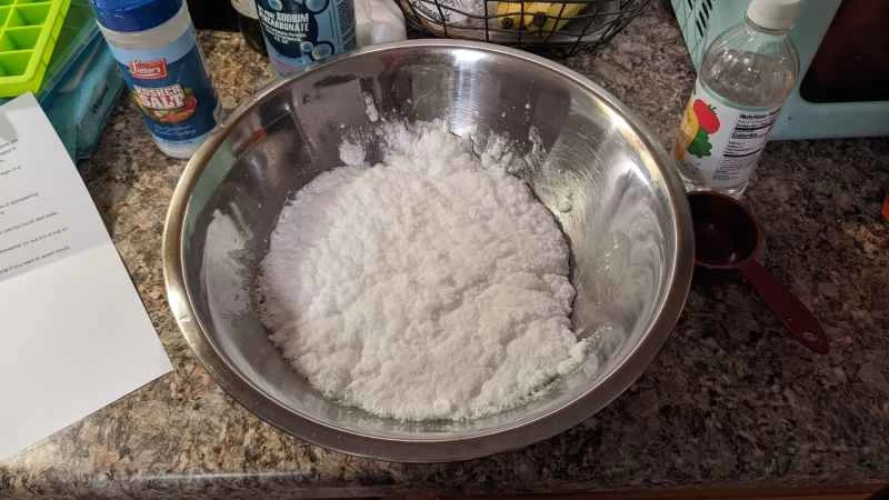 碗裡裝著白色物質