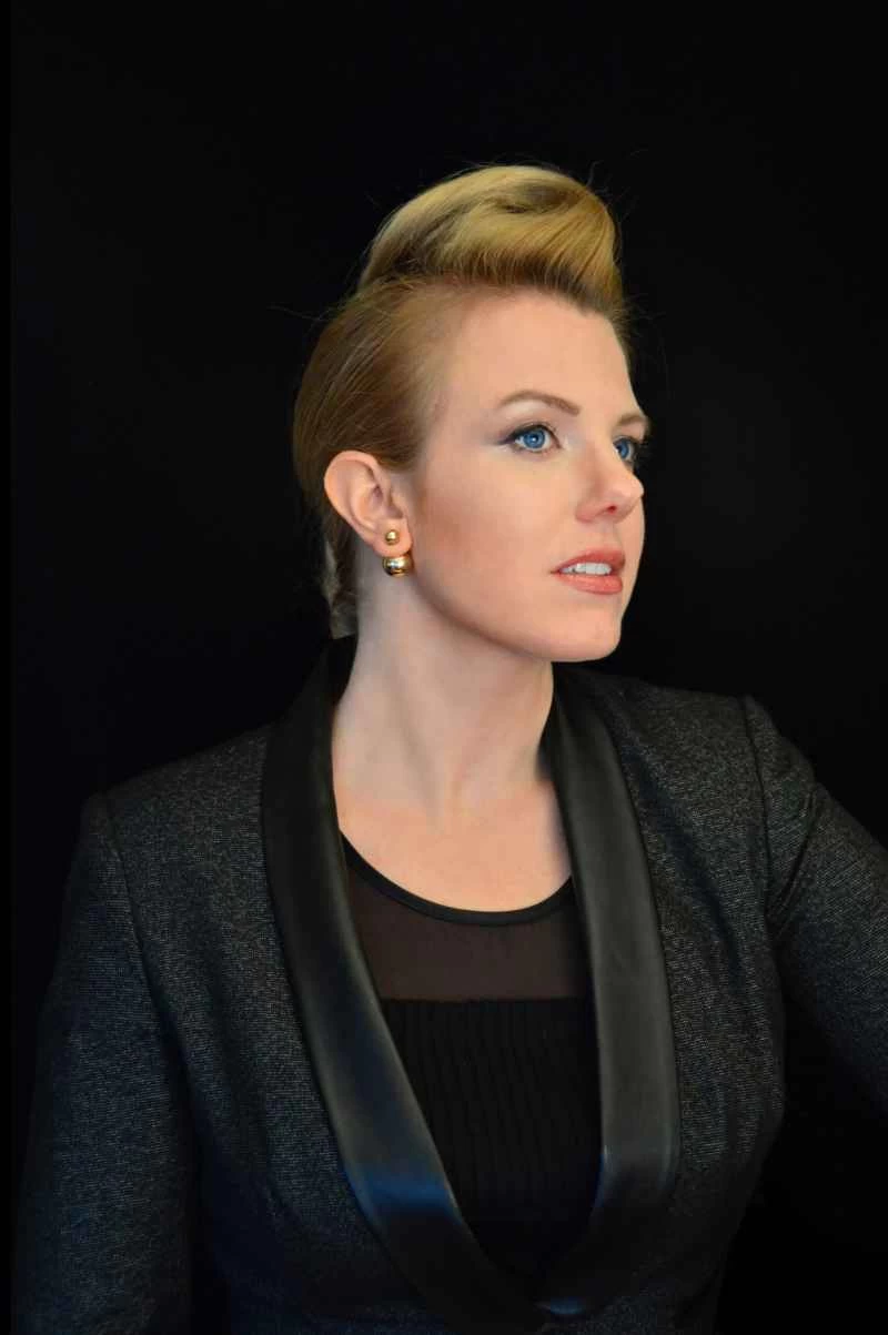 艾米·卡爾身穿黑色西裝的肖像