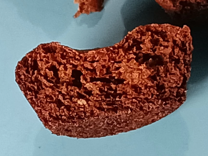 藍色盤子上的凹陷鬆餅