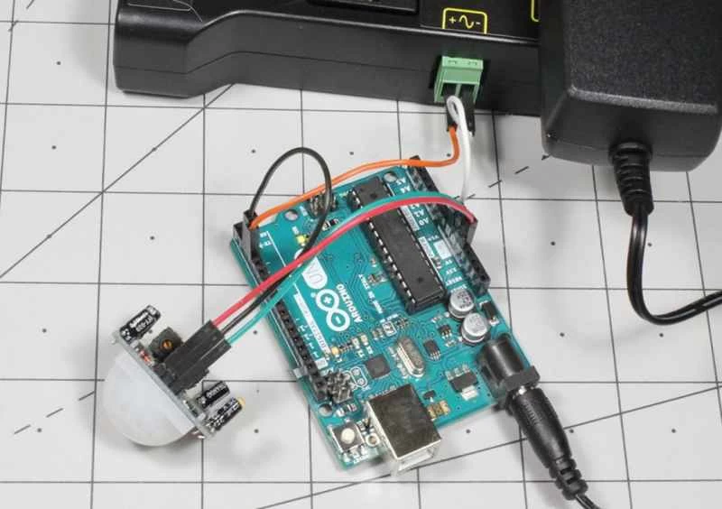 一個運動感測器、一個 Arduino Uno 開發板和一個功率繼電器