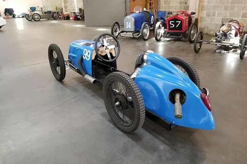 一輛藍色的卡丁車