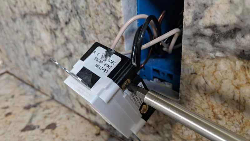 從牆上旋下插座電線