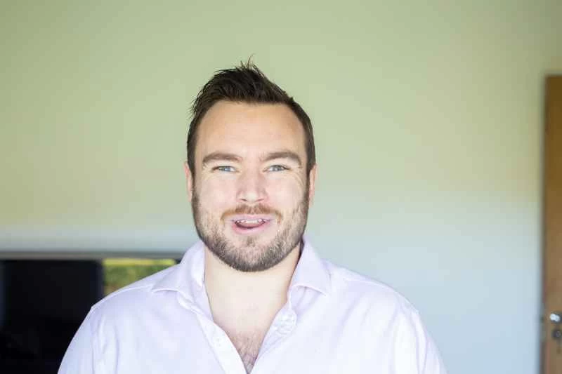 一張男子說話的照片