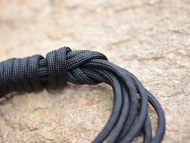 木桌上放著一捆弓弦。