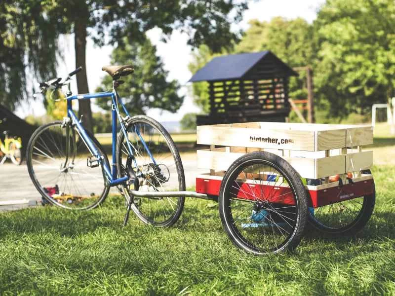 帶後拖車的自行車