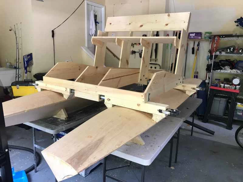 這是從里蒂的車庫裡看到的景象，他正在把浮筒安裝到船體的其他部分。