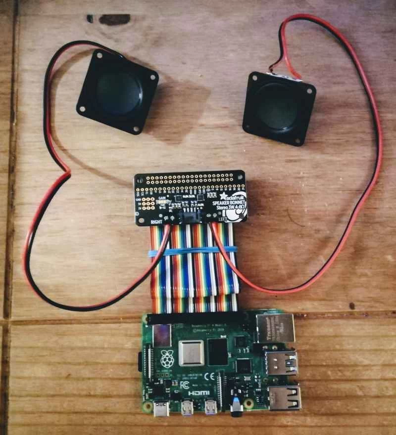兩個揚聲器連接到 Adafruit 揚聲器擴充板和 Raspberry Pi 4。