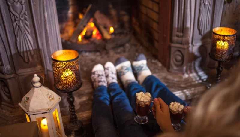 人們在火堆旁烤腳取暖