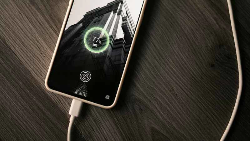 當手機電量達到 80% 時，你可以（也應該）停止充電。