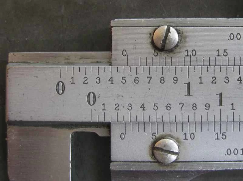 遊標卡尺刻度的特寫。