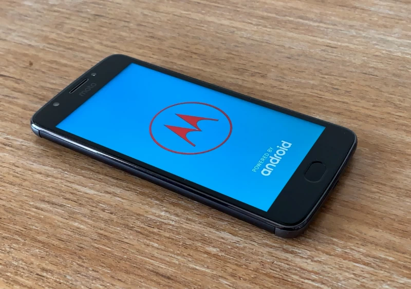 木桌上的摩托羅拉智慧型手機