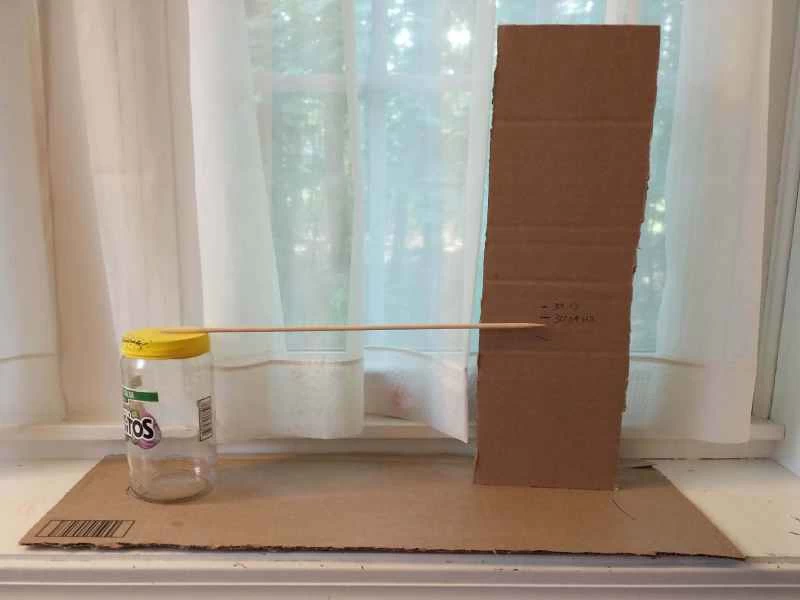 一個自製的氣壓計放在屋內的窗邊。