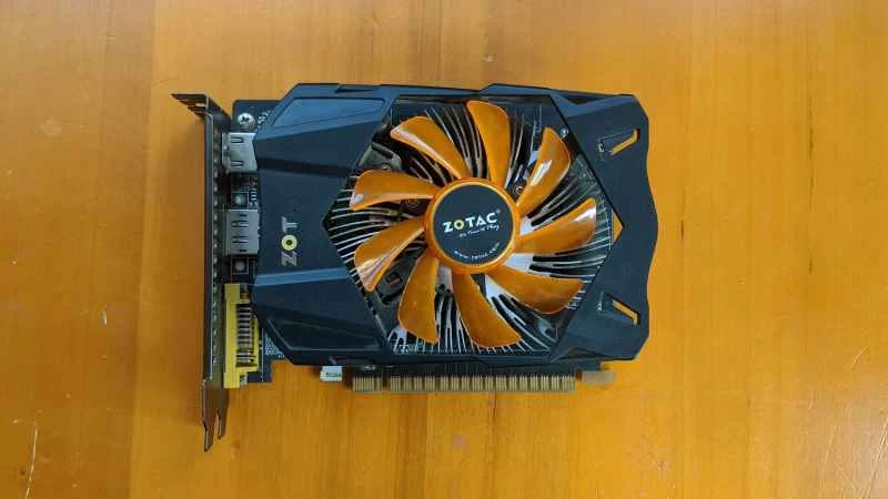 木桌上的顯示卡