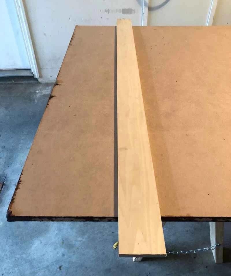 一塊楊木板放在中密度纖維板上，當直尺