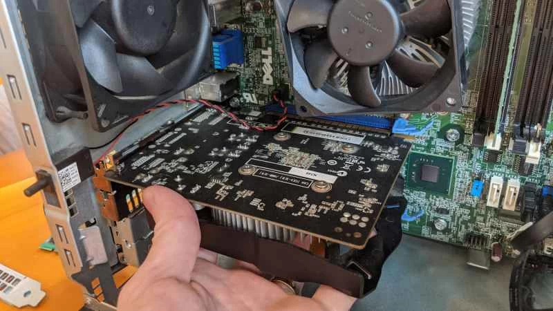 手伸進電腦主機箱