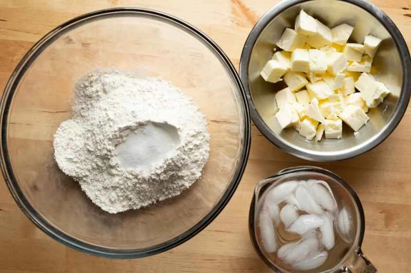 裝有麵粉、糖和奶油的碗