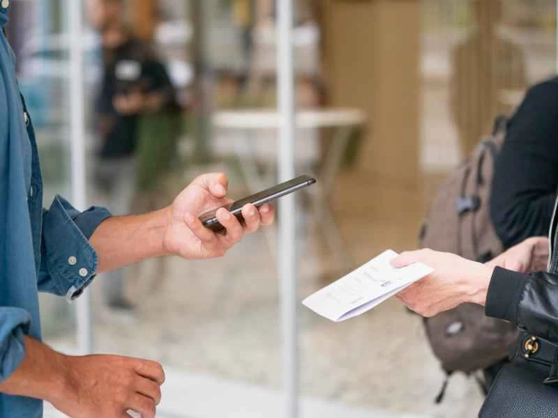 無需打字，只需使用手機相機即可將資料匯入 Excel 和 Word。