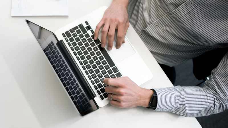 如何在 Excel 和 Photoshop 等程式中還原舊版的文件