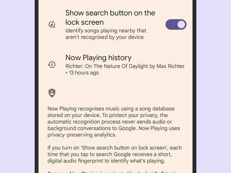 Pixel 手機的鎖定螢幕自訂設定已顯示，其中包括將「正在播放」小工具保留在螢幕上的選項。