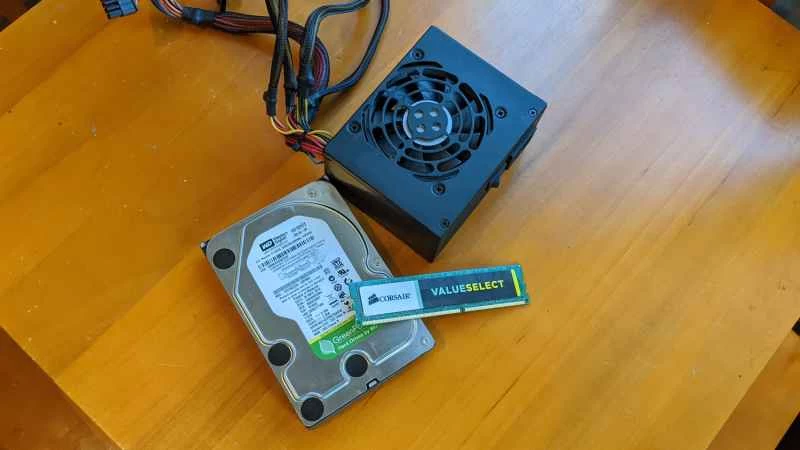 木桌上的電腦元件