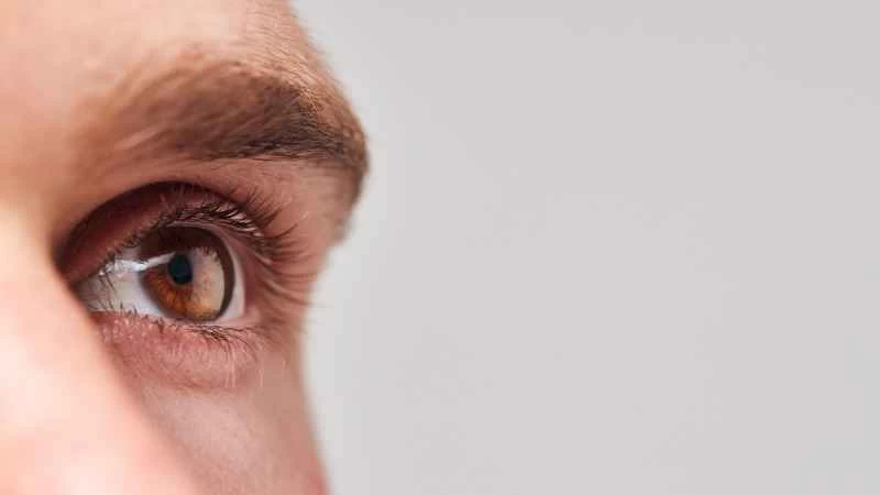 為什麼電腦螢幕會傷眼睛（以及如何緩解）