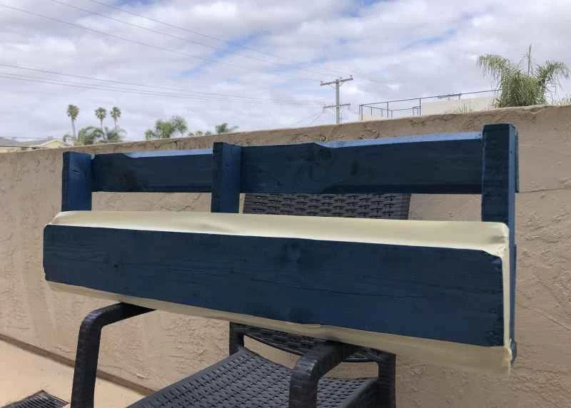 用木托盤製作的書櫃，塗上油漆並用膠帶貼好，準備安裝黑板。