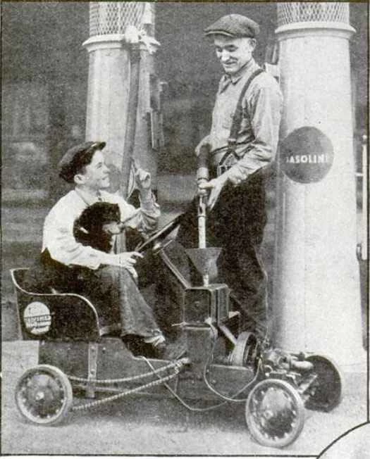 《大眾科學》雜誌刊登了一張照片，照片中兩個男孩在加油站為他們用洗衣機改裝的類似卡丁車的車輛加油。坐在駕駛座上的男孩身邊有一隻黑狗。