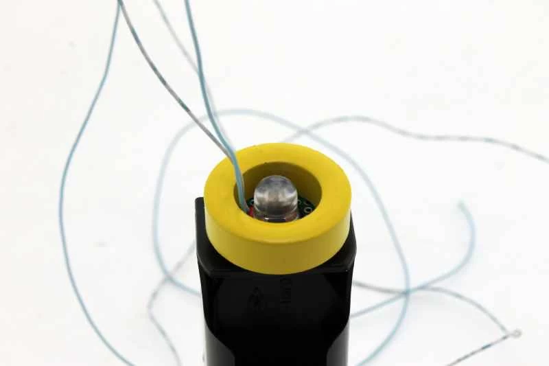 將導線穿過環形線圈。