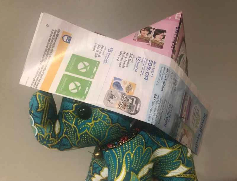 一隻戴著紙海盜帽的毛絨大象