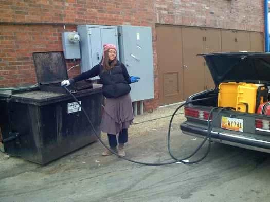 在德州馬爾法市的一個加油站後面，一名女子正在泵送廢油，準備將其用於附近一輛使用植物油的賓士車。