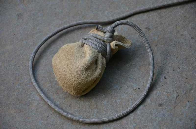 用傘繩製成的投石索