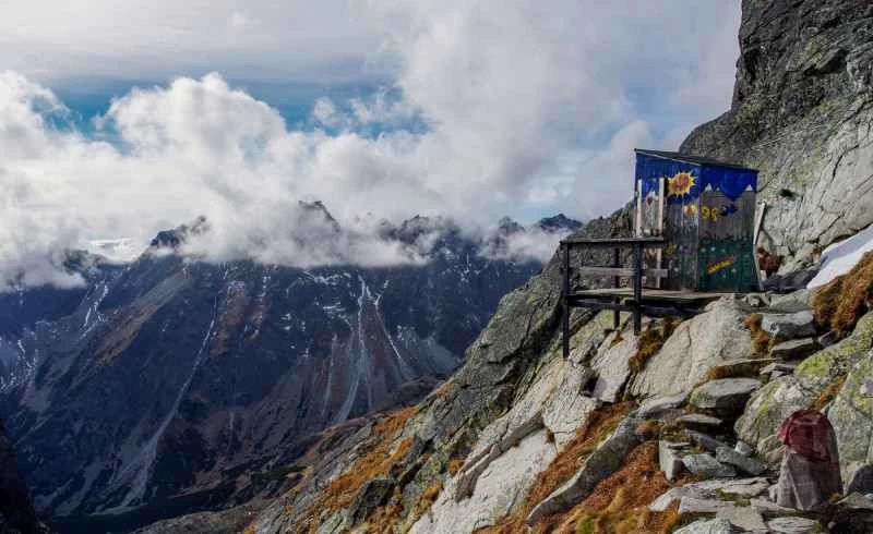 斯洛伐克高塔特拉山脈的戶外廁所，繪有花朵和色彩。