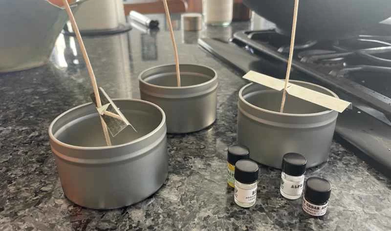 三個裝有蠟燭芯的金屬蠟燭罐，可以用來製作DIY香茅蠟燭。