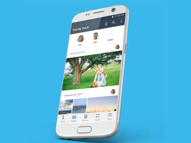 使用亞馬遜照片將照片備份到雲端的手機。