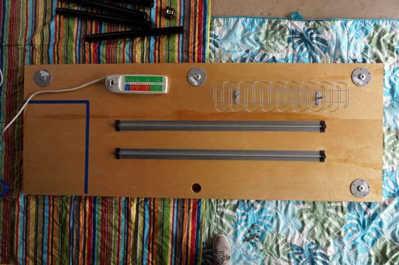 自製電腦桌桌面的底部，所有部件都已規劃好並擺放就位。