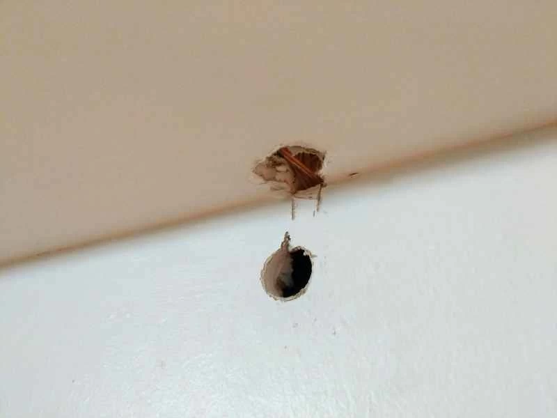 石膏板上有一個大洞