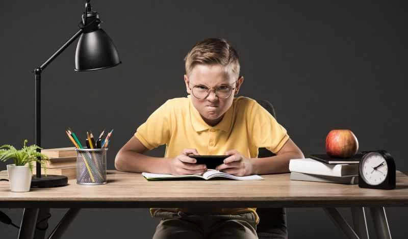 拿著手機的生氣小孩